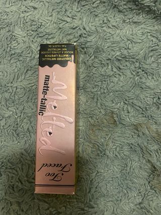 Too Faced Melted Matte-tallic - labial rosa-nude. 