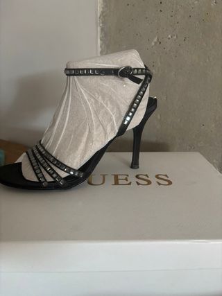 Sandalias Guess tacón negro