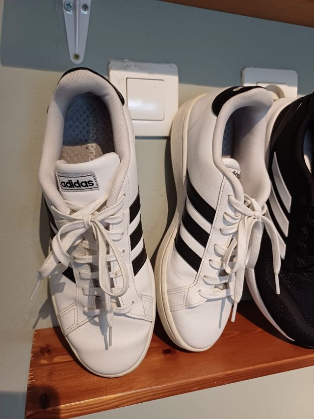 Zapatillas Adidas - Blancas y Negras