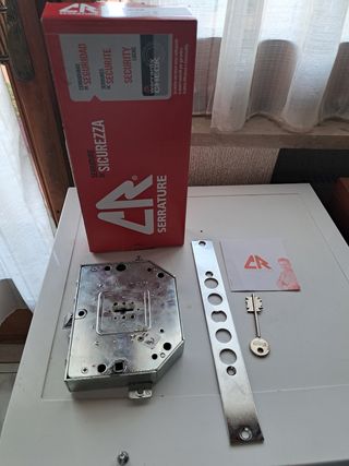 Serratura porta blindata.