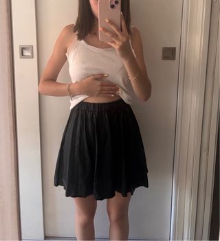 Falda negra cuero elástica