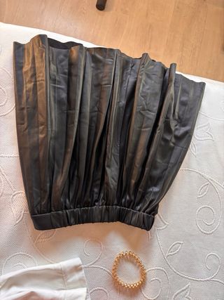 Falda negra cuero elástica