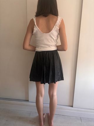 Falda negra cuero elástica