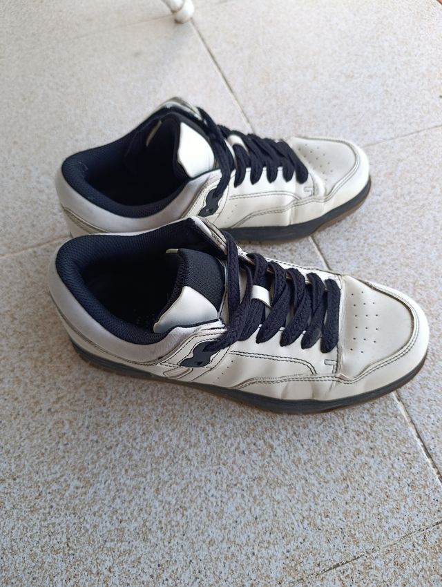 Zapatillas Zara blancas y negras