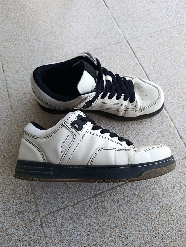 Zapatillas Zara blancas y negras