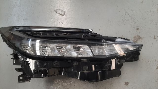 Faro delantero Toyota C-HR II 81110