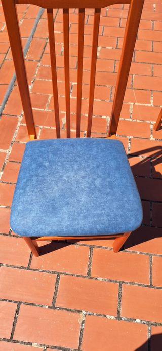 2 sillas madera azul