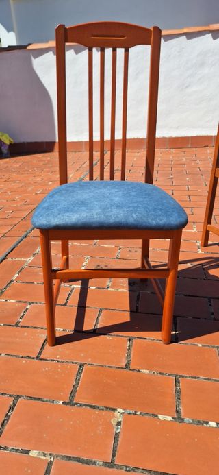 2 sillas madera azul