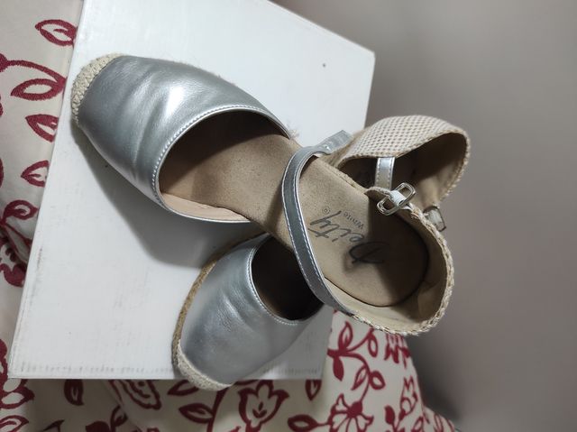 Alpargatas plata cuña mujer,la cuña mide 6cm