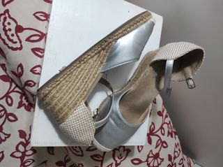 Alpargatas plata cuña mujer,la cuña mide 6cm