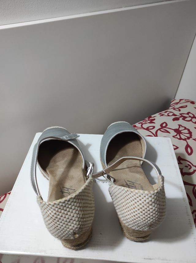 Alpargatas plata cuña mujer,la cuña mide 6cm