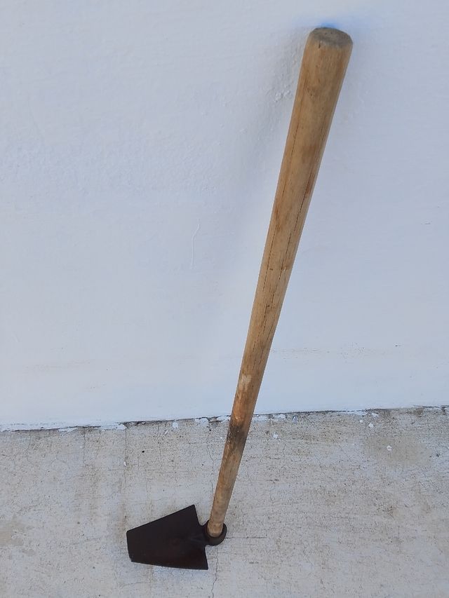 Azada: herramienta de jardinería.marca bellota.