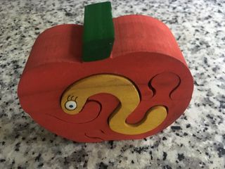 Puzzle 3D manzana gusano madera