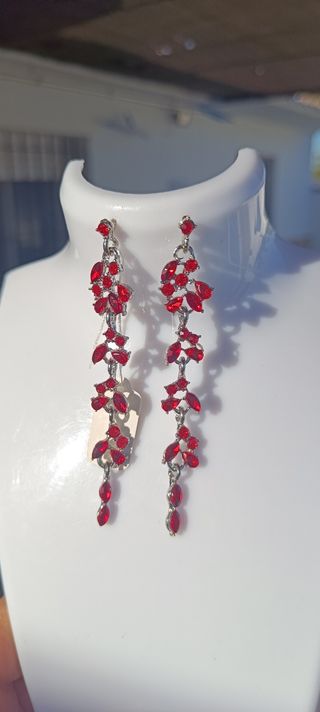 Pendientes largos rojos