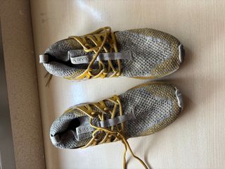 Tenis Adidas gris y dorado 