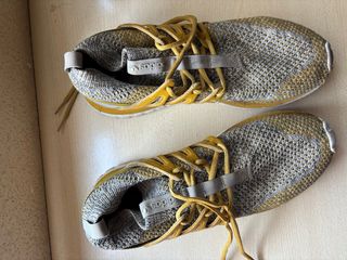 Tenis Adidas gris y dorado 