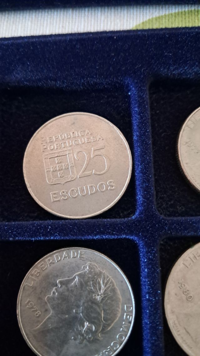 Moedas 25 Escudo Portugal 1977