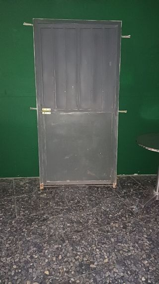 Puerta metálica antigua