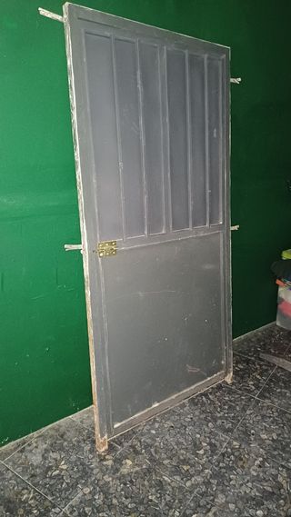 Puerta metálica antigua