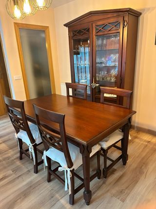 Mesa comedor + 4 sillas + vitrina madera maciza