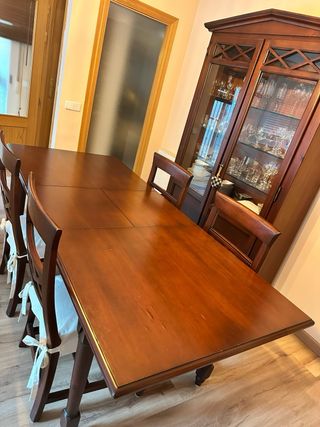 Mesa comedor + 4 sillas + vitrina madera maciza