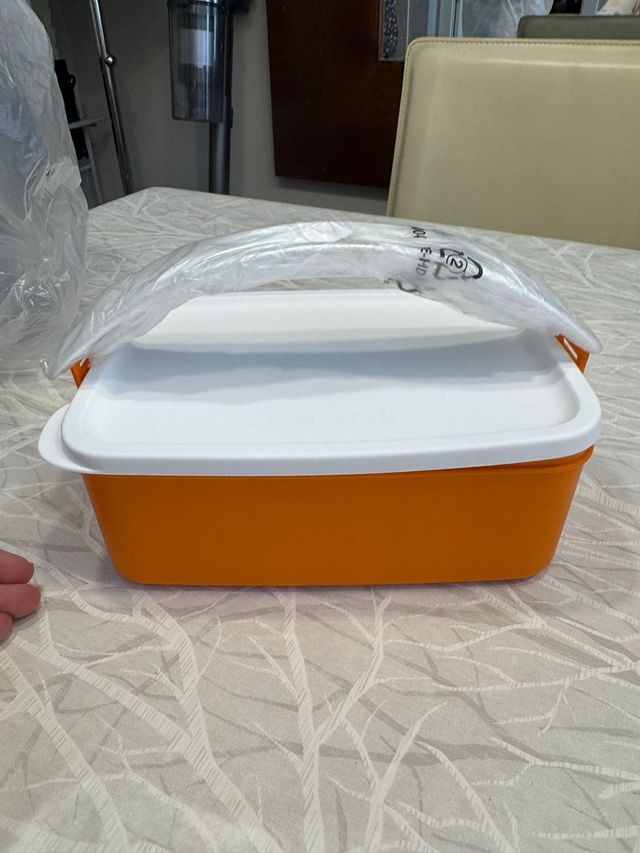 Lonchera de Tupperware naranja y blanca
