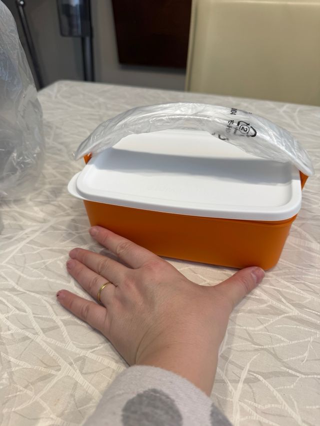 Lonchera de Tupperware naranja y blanca