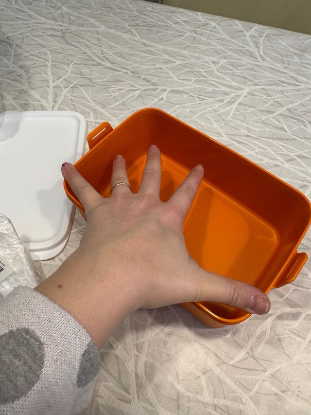 Lonchera de Tupperware naranja y blanca