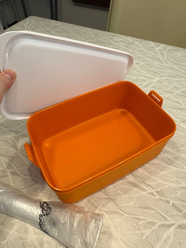 Lonchera de Tupperware naranja y blanca