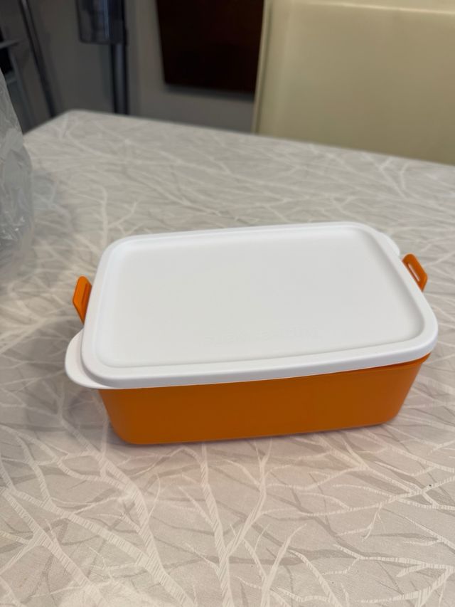 Lonchera de Tupperware naranja y blanca