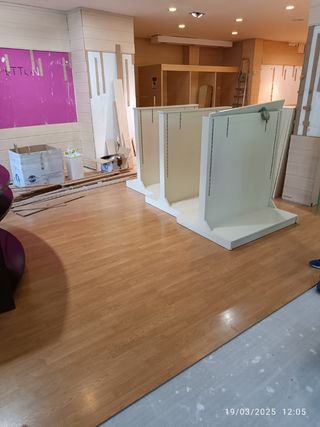 Mobiliario para tienda. Superficie 100m