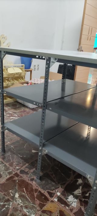 Mobiliario para tienda. Superficie 100m