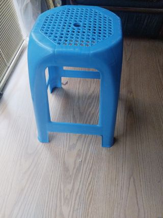 Taburete azul plástico