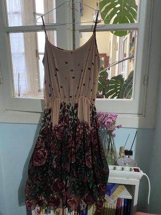 Vestido floral beige y multicolor solo una puesa