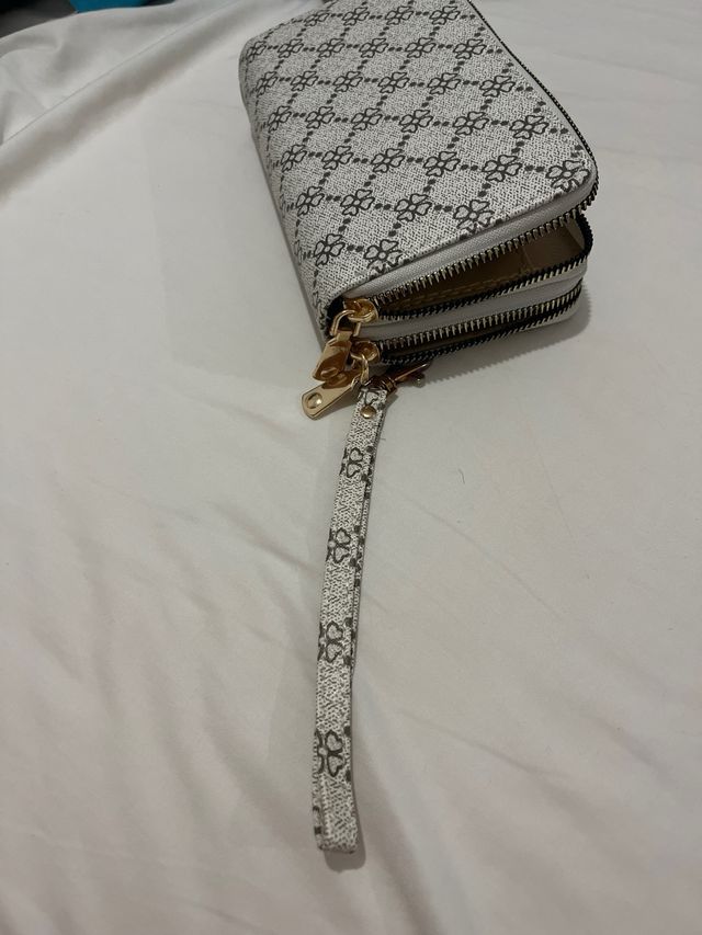 Monedero beige con estampado