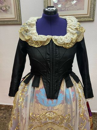 Traje Fallera: corpiño negro y falda bordada
