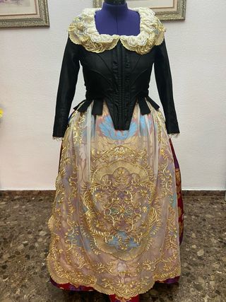 Traje Fallera: corpiño negro y falda bordada