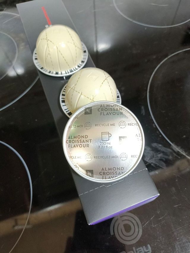 Cafetera Nespresso DeLonghi Vertuo Negra