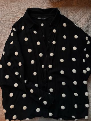 Camisa Zara lunares - negra y blanca