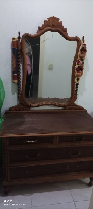 Dormitorio antiguo: 2 camas + tocador + armario 