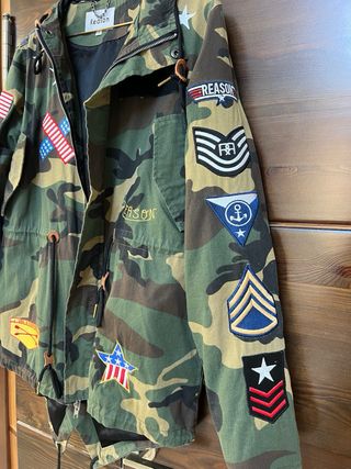 Parka militar Reason con parches