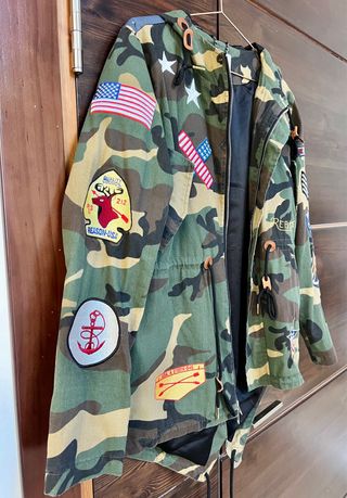 Parka militar Reason con parches