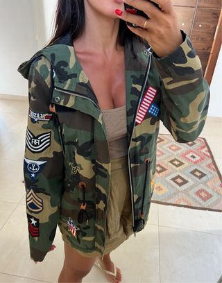 Parka militar Reason con parches