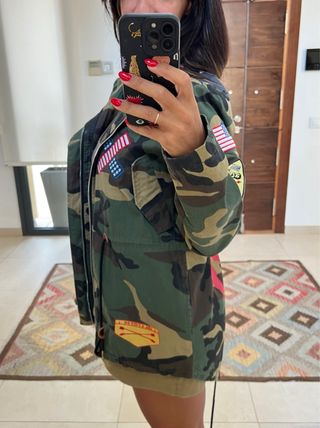Parka militar Reason con parches