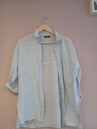 Camisa azul y blanca a rayas
