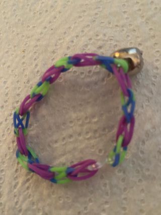 Pulsera tejida con cascabel