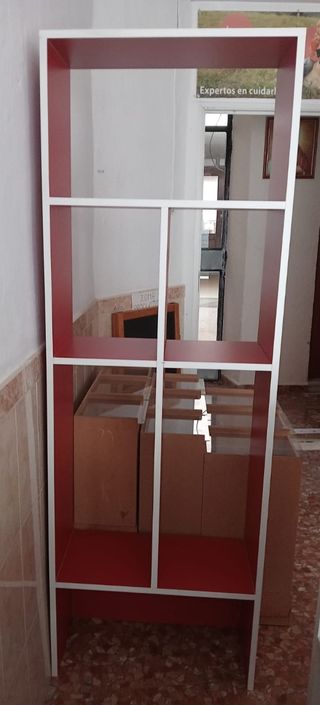 Mostrador + Estanterías blanco y rojo