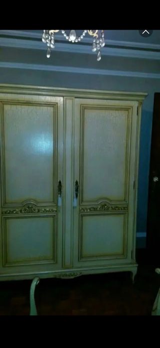 Dormitorio Luis XV: camas mesilla sinfonier armari