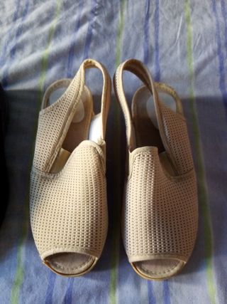 Sandalias mujer beige y negras