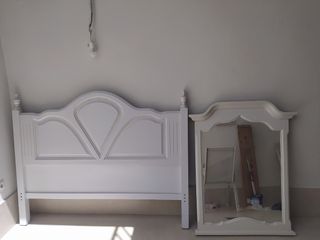 Cabecero y espejo blanco de madera